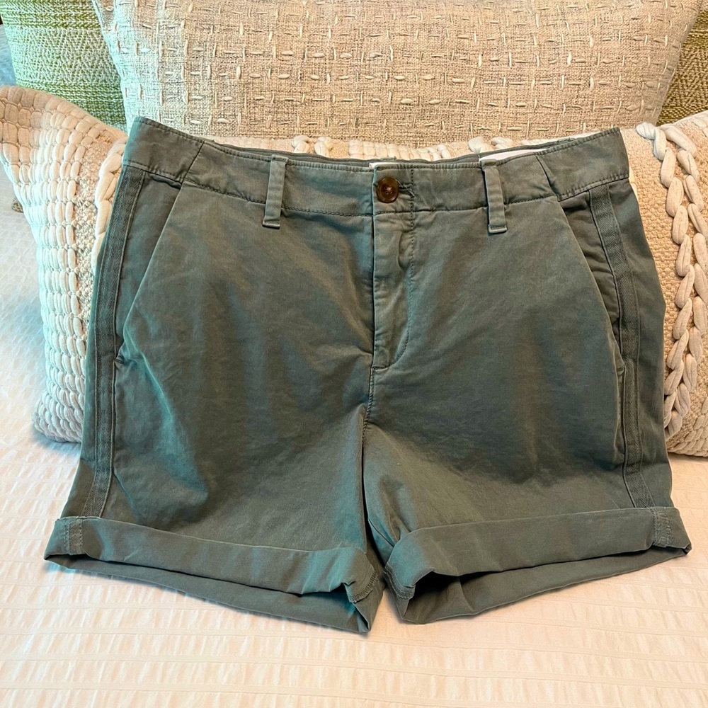 💚 GAP Women’s Girlfriend Chino Shorts Khaki Green NWOT, Size 2